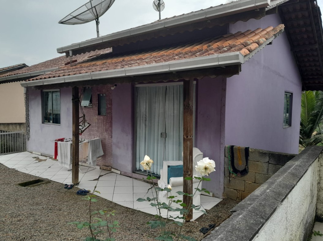1 (Um)Terreno urbano com área de 443,28 m2 (quatrocentos e quarenta e três metros e vinte e oito centímetros quadrados), edificado com uma construção de uso residencial em alvenaria