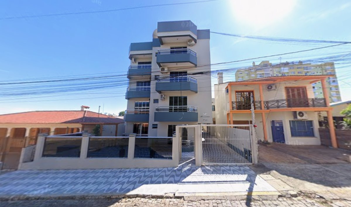 Apartamento 404 no 4º andar localizado na rua Neri Gomes Peixoto, 1700 em Santiago/RS, com área privativa de 97,34m², box garagem n°20 com 12m² e área de condomínio 12,2684m², totalizando uma área total de 121,61m², com frente para o lado esquerdo do terreno, correspondendo a fração ideal de 0,0560 do terreno. Matriculado sob n°49.134 do CRI de Santiago/RS.