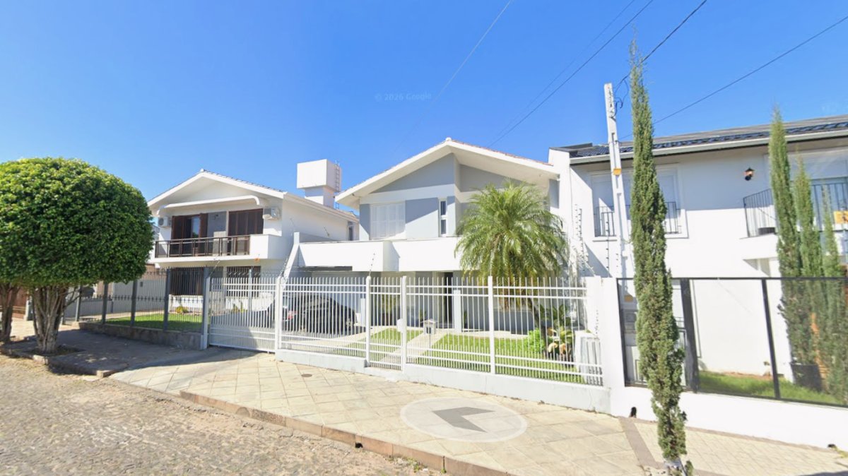 Uma casa de alvenaria com a área construída averbada de 202m², localizada na Rua Francisco Lameira, nº 405 em Santa Maria/RS, e o respectivo terreno constituído de parte do Lote 6 da Quadra C, do loteamento Parque Residencial Duque de Caxias, com as seguintes medidas e confrontações: ao Norte, onde faz frente, mede 11m; ao Oeste, mede 33m de extensão da frente ao fundo; ao Sul, onde se constitui de fundos, mede 12m; ao Leste, partindo da divisa Sul, numa linha reta no sentido Sul-Norte, mede 12m