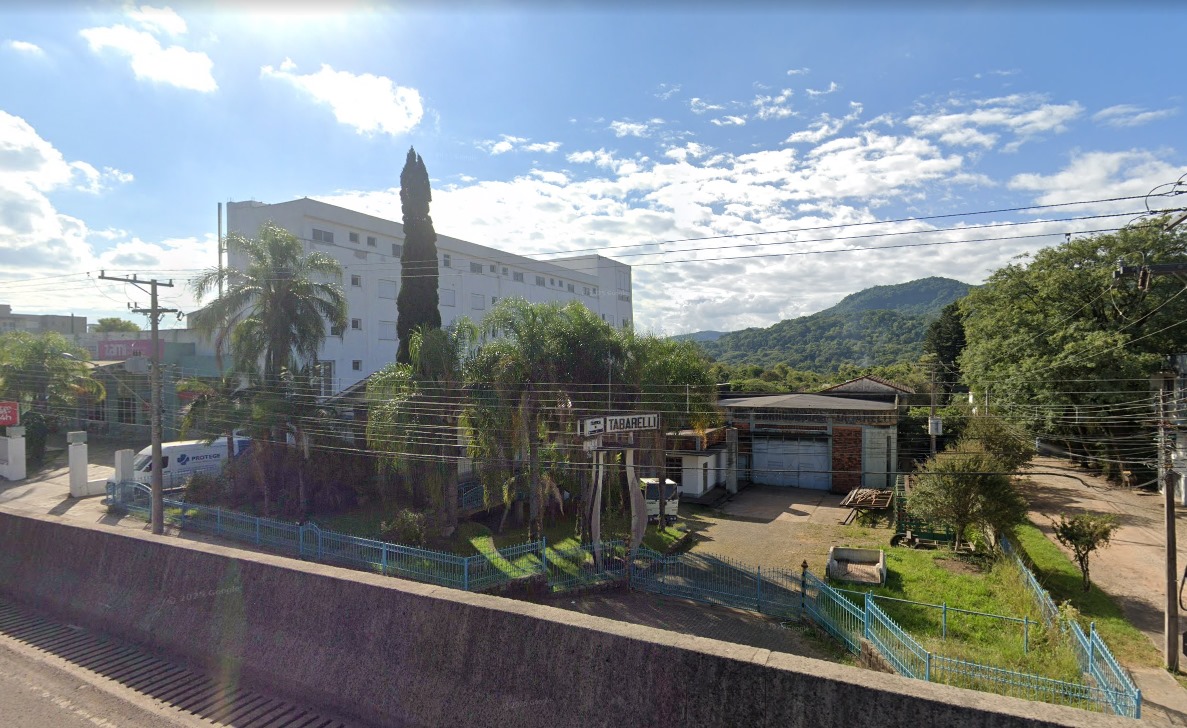 Terreno com aproximadamente 3.940m² com mais de 1.500m² de área construída em Santa Maria/RS.