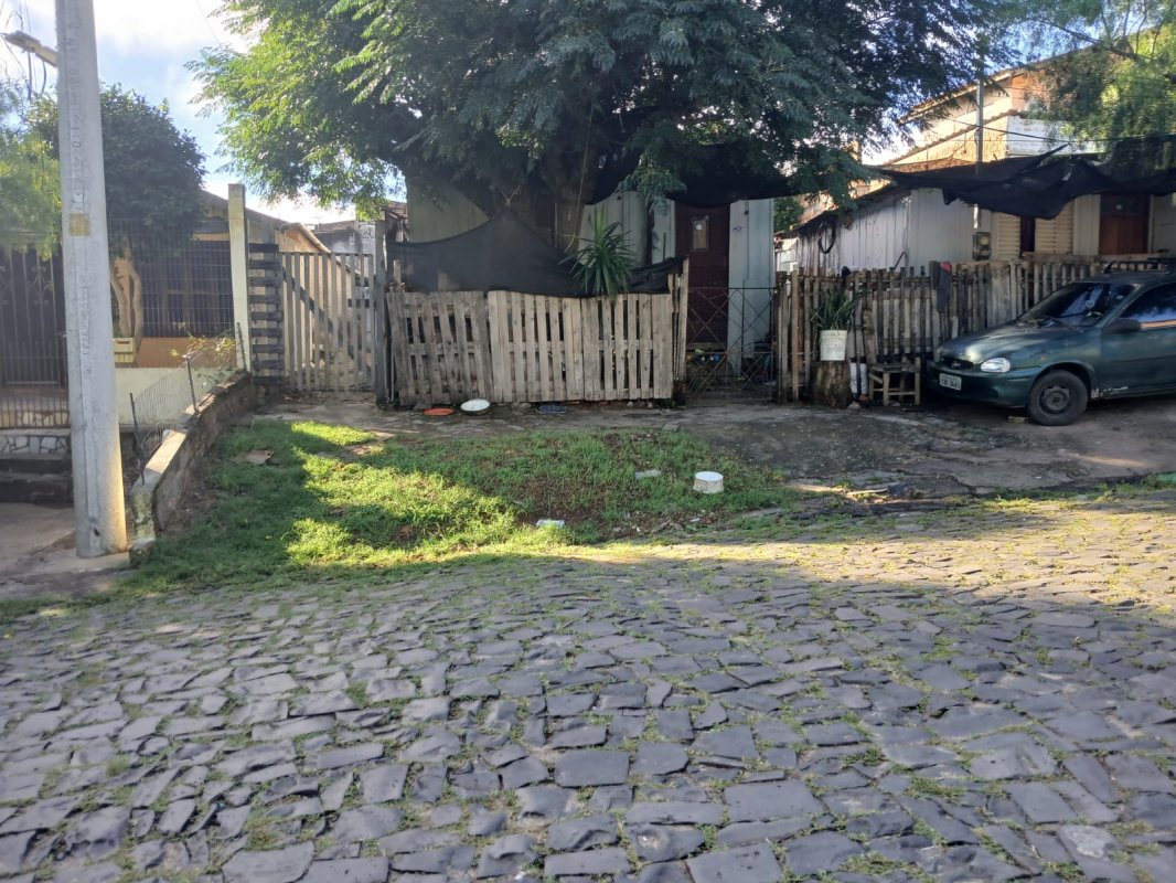 Um terreno com 341,25m², localizado na rua Armando Silveira, n° 265 em Santana do Livramento/RS, com as seguintes medidas e confrontações: 11,85 de frente, com a referida rua; 10,90m de fundos, com o terreno n°20; 30m de frente a fundos, lindando por um dos lados com o terreno n°1 e, pelo outro lado com o terreno n°3. Transcrição 47.155, LIVRO 3-AO, folhas 245, de 11 de janeiro de 1972 do CRI de Santana do Livramento/RS.