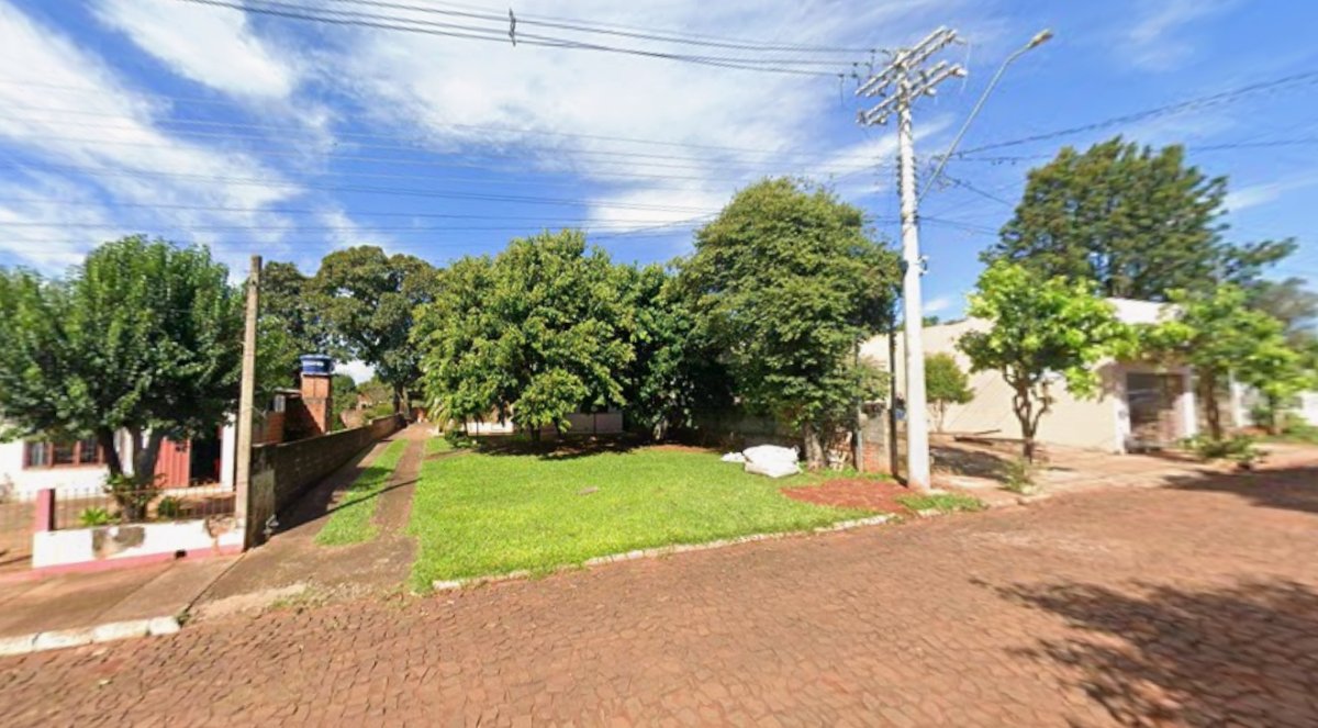 Terreno sem edificação com 136,604m² localizado na rua Capitão Jacques Simon, nº 605 em Itacurubi/RS, denominado Lote 321, Quadra 11 do Setor 01, distando 54,50m da Av. Dez de Abril, com as seguintes medidas confrontações: Norte, confronta-se com a Rua Capitão Jaques Simon em 10,508m; Sul, confronta-se em linha reta com o Lote 325, em 10,508m; Leste, confronta-se em linha reta com o Lote 325, em 13m; e, Oeste, confronta-se em linha reta com o Lote 311, em 13m. Matriculado sob nº 47.777 do CRI de