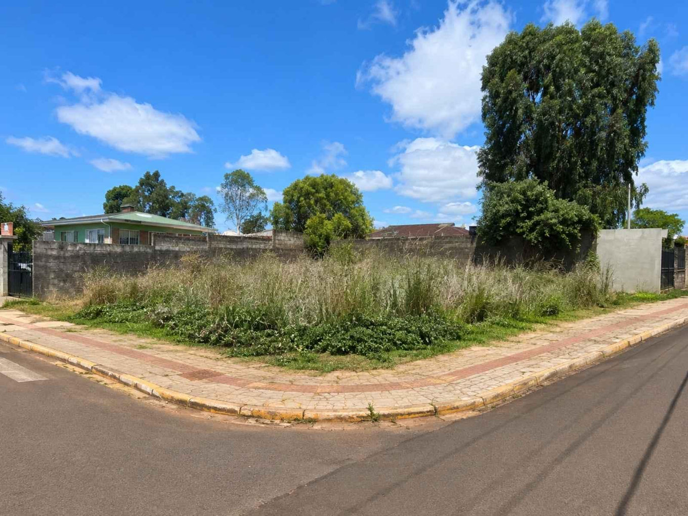 LOTE URBANO DE ESQUINA COM 640m² EM REGIÃO NOBRE  CANDÓI/PR