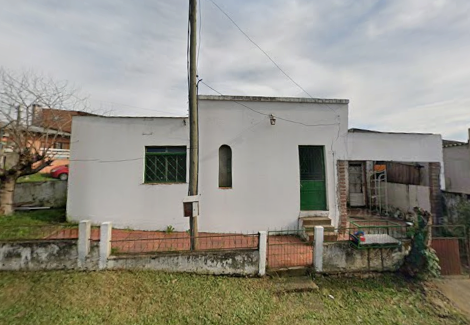 Um imóvel composto por uma casa de alvenaria e seu respectivo terreno, com área total de 319,30m², localizado na Avenida General Daltro Filho, nº 3508, bairro Carolina, cidade de Santana do Livramento/RS. Inscrito sob a matrícula nº 11.045 do CRI de Santana do Livramento