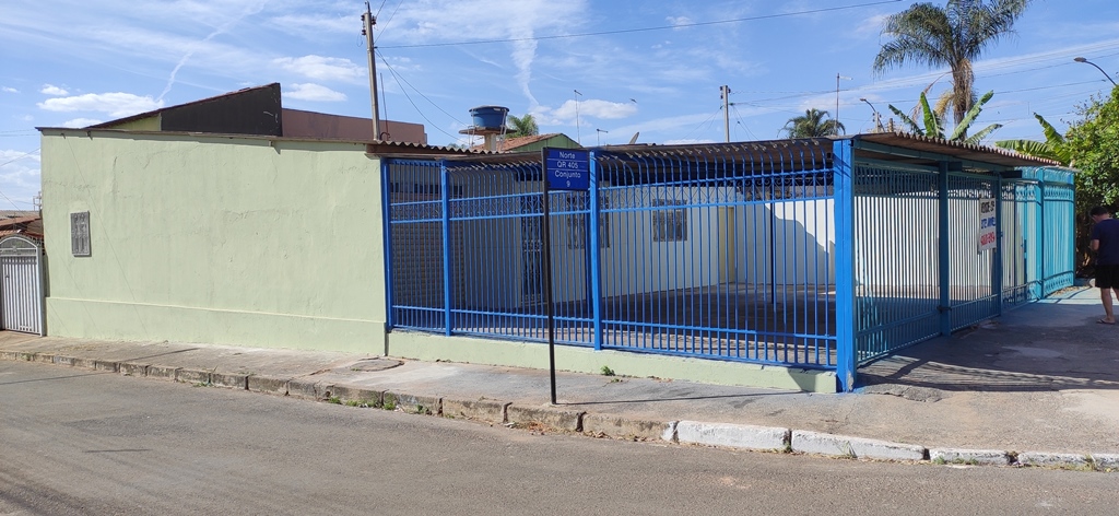 01 CASA DE ESQUINA NA QR 405 CONJUNTO 9 LOTE 8 COM SALA, COZINHA, BANHEIRO SOCIAL, 03 QUARTOS, SENDO 01 SUÍTE, ÁREA DE SERVIÇO COBERTA ,GARAGEM E 01 LOJA COM BANHEIRO. SAMAMBAIA NORTE - DF, ÁREA DO LOTE 149,50 M², ÁREA CONSTRUÍDA 176,12 M², 405 CONJUNTO 9 LOTE 8 - SAMAMBAIA NORTE - DF, ÁREA DO LOTE 149,50 M², ÁREA CONSTRUÍDA 176,12 M², MATRÍCULA Nº. 163299 (NO ESTADO) (VISITAÇÃO AGENDAR 61-9445-2031 WHATSAPP) (IPTU 2025 PAGO) - BSB Leilões