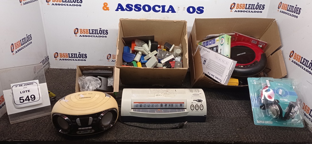 01 ASPIRADOR ROBÔ MARCA MULTILASER, 01 HEADSET MARCA INOVA, 02 CALCULADORAS, 01 MÁQUINA DE CARTÃO MODENINHA PRO, 01 JOYSTICK DE VÍDEO GAME, 01 SCANNER 110V MARCA MENNO, 01 APARELHO DE SOM PORTÁTIL MARCA MONDIAL, 03 MOUSES SEM FIO, 01 TECLADO SEM FIO PARA PC, 02 TELEFONES FIXOS E VÁRIOS CARIMBOS E ELETRÔNICOS DIVERSOS. (NO ESTADO) ATENÇÃO! FAZER A VISITAÇÃO ANTES DE ARREMATAR, NÃO SABEMOS SE FUNCIONA, LEILÃO NÃO TEM GARANTIA E NEM DEVOLUÇÃO, SUJEITO A POSSÍVEIS AVARIAS VISÍVEIS/OCULTAS E/OU AUSÊN