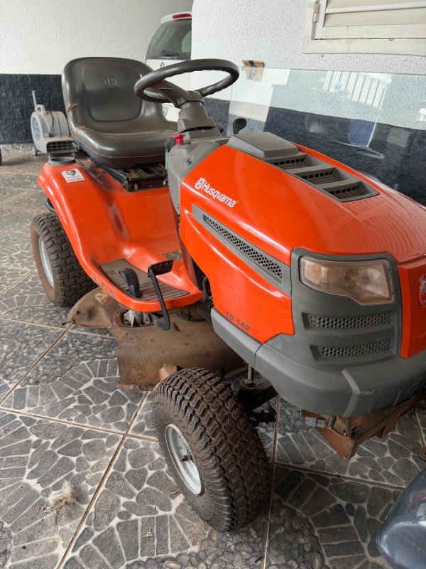 01 TRATOR CORTADOR DE GRAMA TS142 DA HUSQVARNA A GASOLINA 19 HP. (NO ESTADO) ATENÇÃO! FAZER A VISITAÇÃO ANTES DE ARREMATAR, NÃO SABEMOS SE FUNCIONA, LEILÃO NÃO TEM GARANTIA E NEM DEVOLUÇÃO, SUJEITO A POSSÍVEIS AVARIAS VISÍVEIS/OCULTAS E/OU AUSÊNCIA DE COMPONENTES. - BSB Leilões