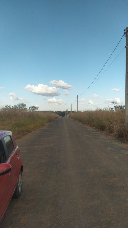 01 LOTE ESCRITURADO, COM ÁREA DE 300M², MATRÍCULA Nº 13027. SITUADO NA QUADRA 27 LOTE 59 CONDOMÍNIO PARQUE JARDIM SÃO PAULO- LUZIÂNIA-GO. (5KM DEPOIS DA ENTRADA DE LUZIANIA E POSSUI LUZ, ASFALTO, AGUA, REDES PLUVIAIS, COMERCIO, ETC...(NO ESTADO)
