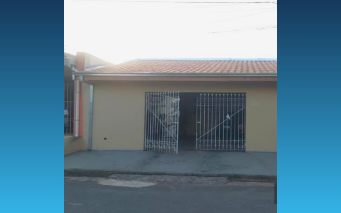 CASA 110M² – PIRACICABA/SPDescrição50% abaixo da avaliação!Rua Cinco, Lote nº 28, Quadra M, Residencial Serra Verde, Bairro do Rolador, Piracicaba/SP, CEP: 13.426-128Casa de uso residencial, padrão no