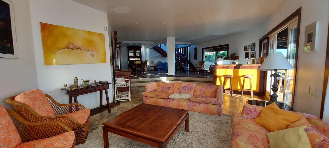 CASA IMPERIAL EM SÃO PEDRO DA ALDEIA/RJ. AT:2000M² AC:650M² . DESOCUPADA. ACEITA FINANCIAMENTO. - Rafael Coutinho - Leiloeiro Público Oficial