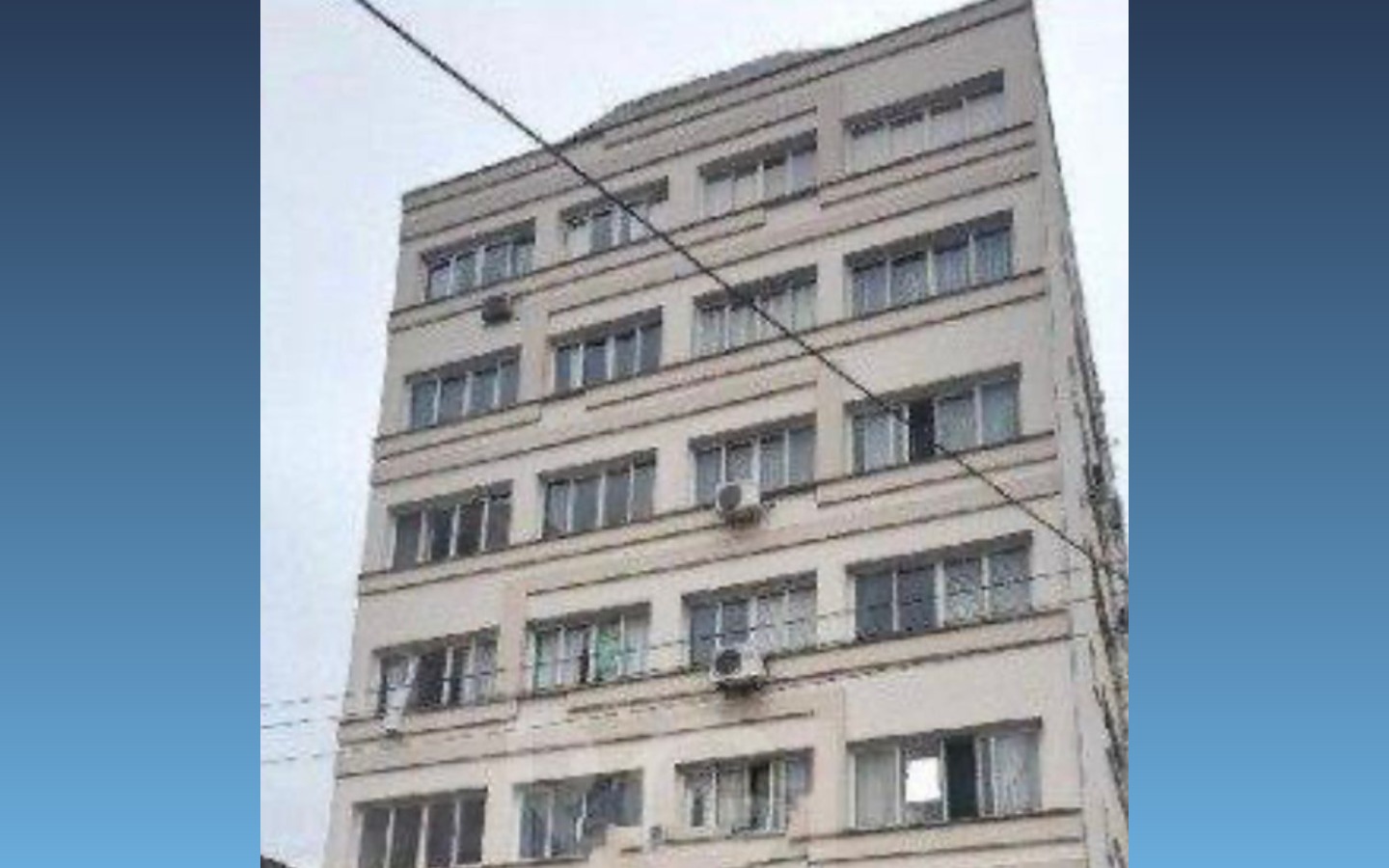 Apartamento 25 m² – Porto Alegre/RSDescriçãoApartamento localizado na Avenida João Pessoa, nº 1203 – Apto. 104, Edifício Henrique Petersen, Azenha, Porto Alegre/RS – CEP 90040-001. Unidade situada no