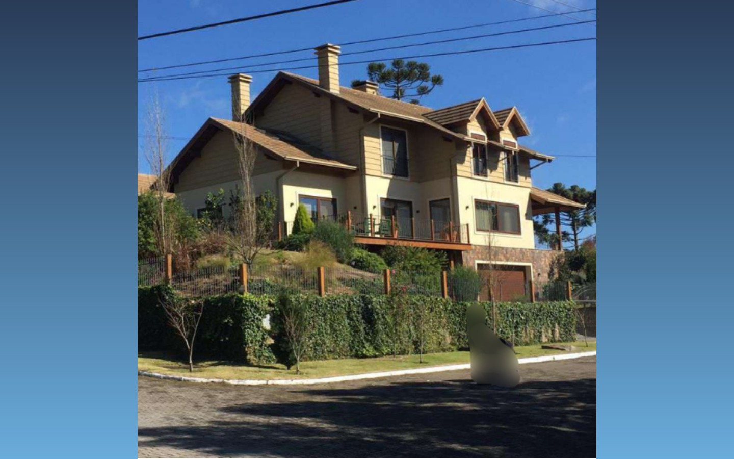 Sobrado 433 m² – Gramado/RSDescriçãoSobrado residencial em alvenaria, situado em lote de esquina no loteamento Residencial Vale das Colinas, em Gramado/RS — joia turística da Serra Gaúcha, conhecida p