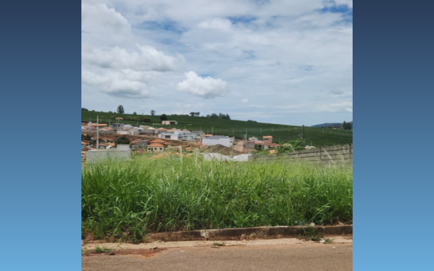 Terreno de 1.204m² — Ilicínea/MGDescriçãoUMA ÁREA DE TERRENO, SITUADA EM ILICÍNEA, ANEXA AO BAIRRO DO GLÓRIA, COM FRENTE PARA A RUA MARIA CLARA DE OLIVEIRA, NO TOTAL DE 1.204,00 M², PELOS FUNDOS COM A