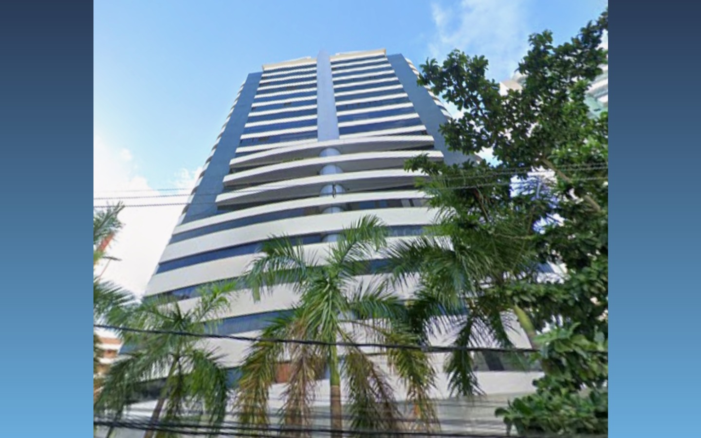 Apto - 146m² - Salvador-BADescriçãoApartamento nº 501 do Edifício Mansão Thessaly, matrícula nº 55.800 do 6º Ofício do RI de Salvador/BA. Tem sala de estar/jantar, 3 suítes (a máster com sacada), lava