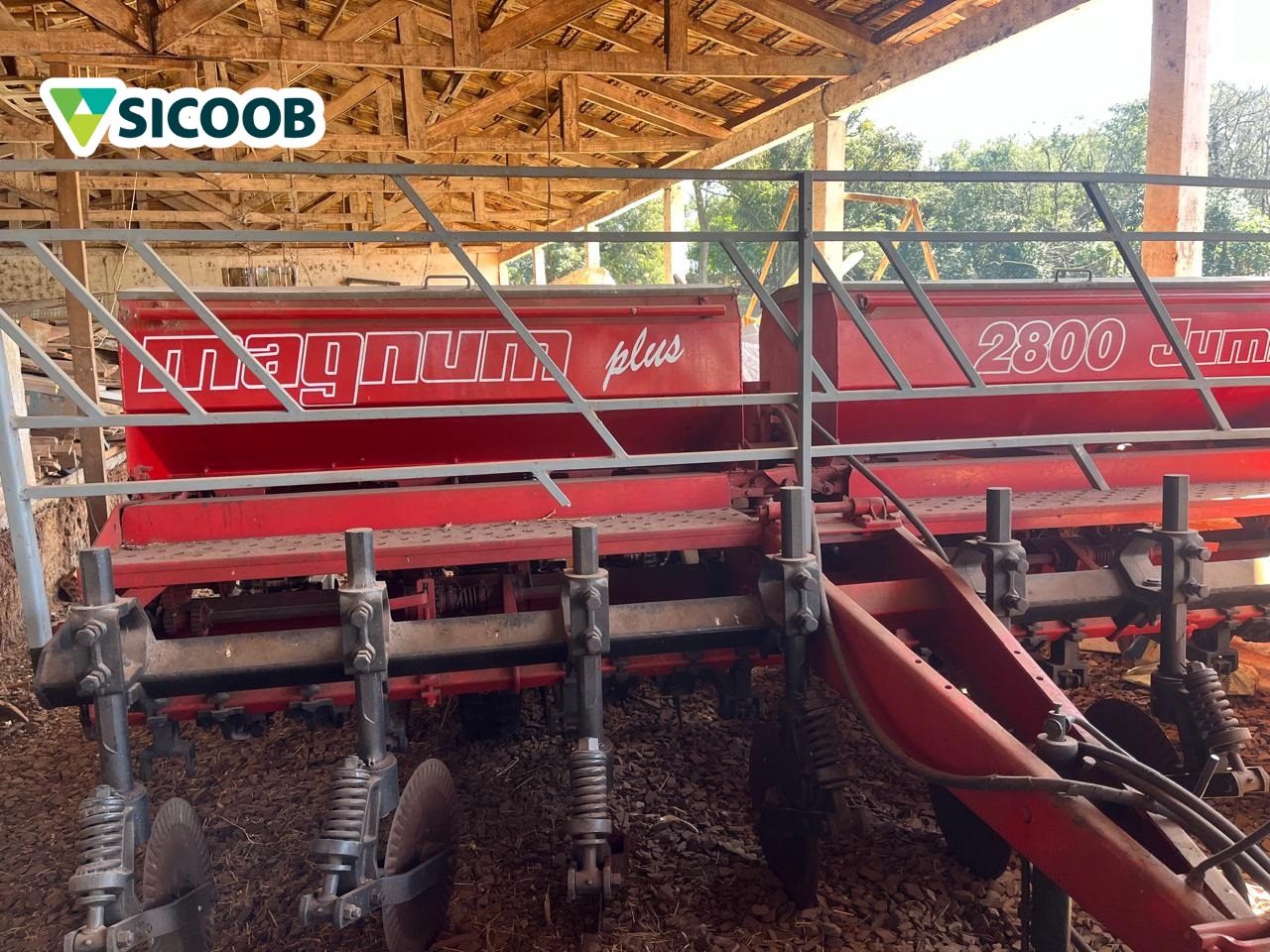 PLANTADEIRA – MARCA JUMIL – MODELO JM 2800 8L– ANO FABRICAÇÃO E MODELO 1994 – COR VERMELHO. LINHAS 08 - SISTEMA ARRASTO - SERIE – 02-0001511-94 - JAC Leilões | Site do leiloeiro oficial de Cascavel/PR - Jefferson Adriano Costa