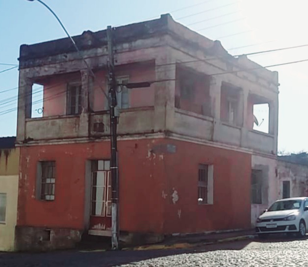 UM PRÉDIO DE ALVENARIA NO CENTRO DE LAVRAS DO SUL/RS- RUA CORONEL MESA, N° 416 - SOBRADO DE ESQUINA - João Honor Coirollo de Souza - Leilões Presenciais e Online
