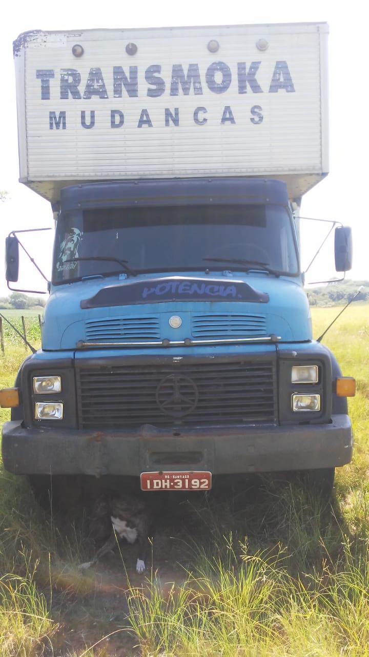 UM CAMINHÃO MERCEDES-BENZ L-1113, COM BAÚ, PLACA IDH3192, COR AZUL, ANO 1975. DEPOSITÁRIO MERCADO LEILÕES. - Mercado Leilões