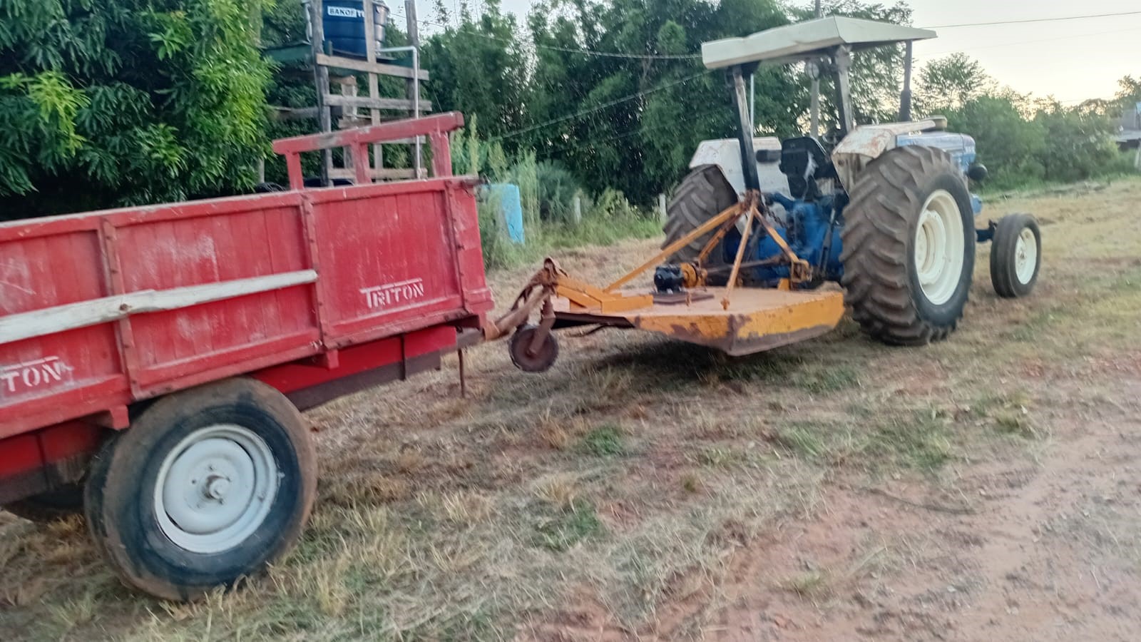 TRATOR FORD 5610, ARADO,  ROÇADEIRA,  CARRETA AGRICOLA, GRADE NIVELADORA - Farias Leilões