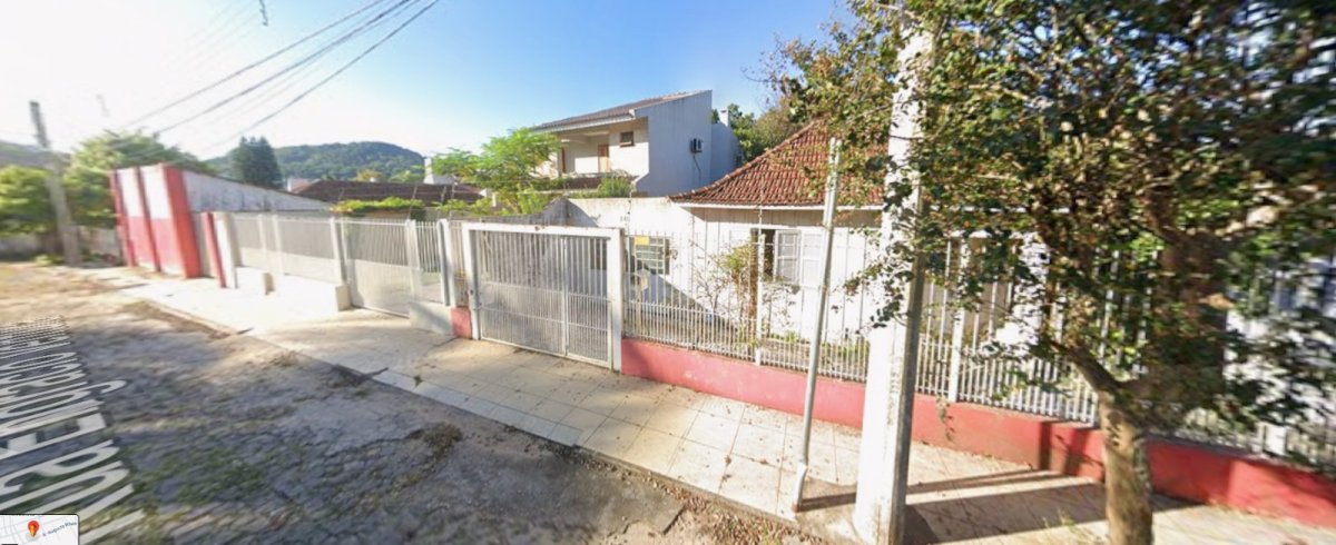 TERRENO, CONSTITUÍDO DE PARTE DOS LOTES N°45 E 46 DA VILA SCHIRMER EM SANTA MARIA/RS, ENCRAVADO, COM AS SEGUINTES MEDIDAS E CONFRONTAÇÕES: 25M PELO LADO LESTE, ONDE ENTESTA COM O PROPRIETÁRIO; 18M80 PELO LADO NORTE, ONDE ENTESTA COM PROPRIEDADE DE ARTUR LENHART; 33M PELO LADO OESTE, ONDE ENTESTA COM PROPRIEDADE DE QUEM DE DIREITO; DESSE PONTO, EM ÂNGULO RETO, SENTIDO OESTE-LESTE, NA EXTENSÃO DE 11M ENTESTA AO SUL, COM EMILIANO MILA; DESSE PONTO, EM ÂNGULO RETO SENTIDO SUL-NORTE, NA EXTENSÃO DE 5