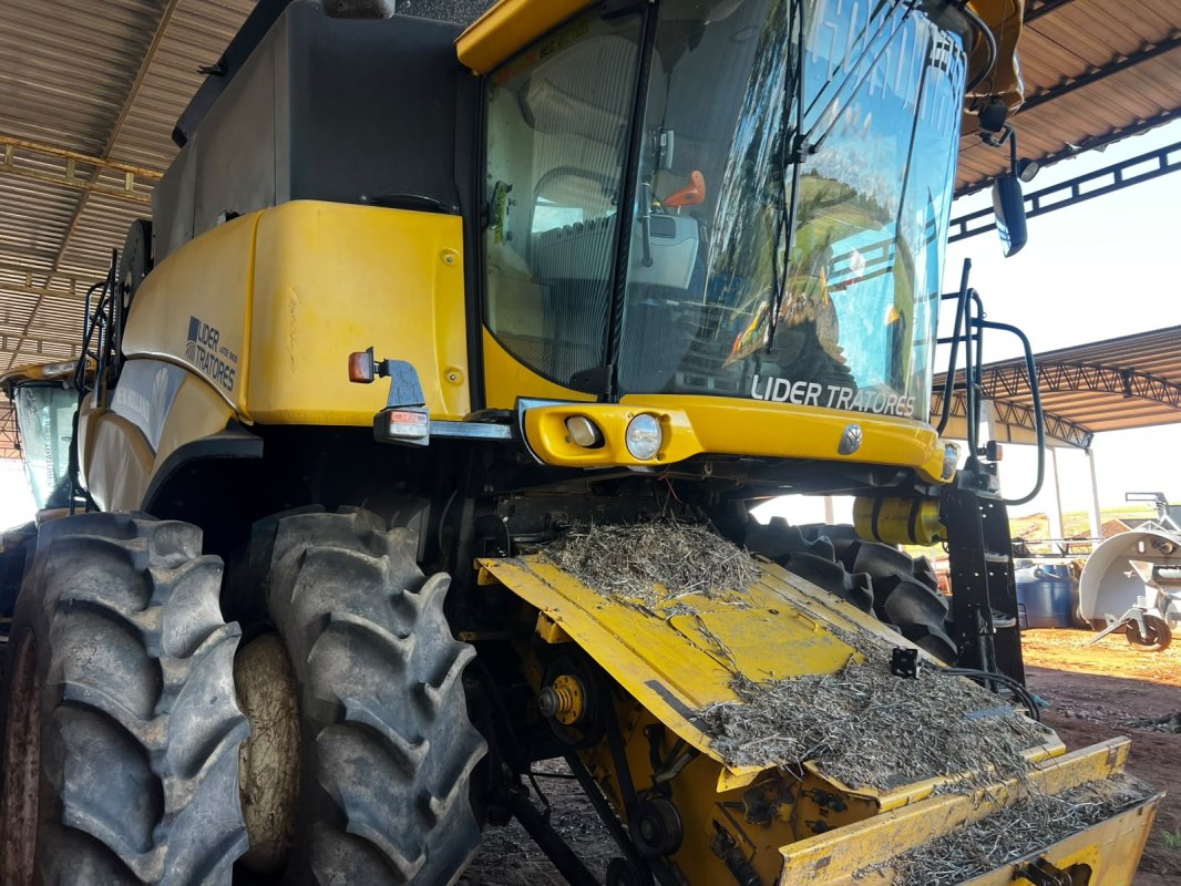 01 COLHEITADEIRA CR 6080 NEW HOLLAND, ANO 2015 JHFY6080020J204360 (UNIFICADO COM O LOTE 104) - Grandes Leilões