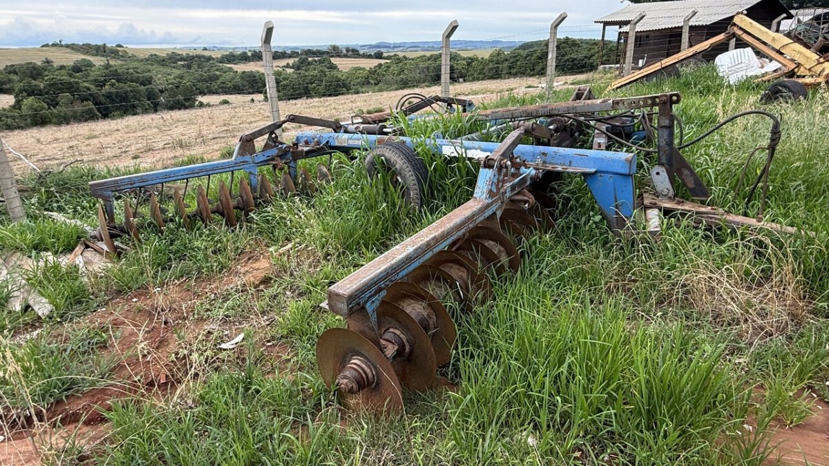 LOTE/SUCATA GRADE NIVELADORA AZUL - Grandes Leilões