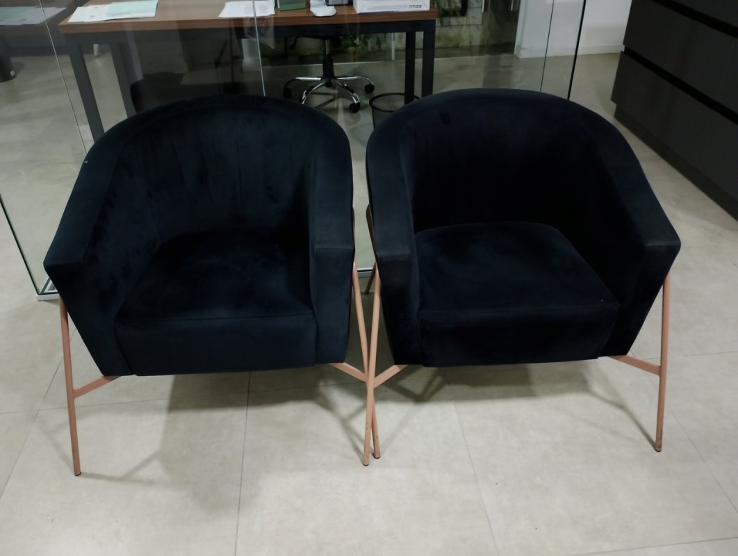 4 POLTRONAS DECORATIVAS, ESTOFADO EM VELUDO PRETO - Grandes Leilões