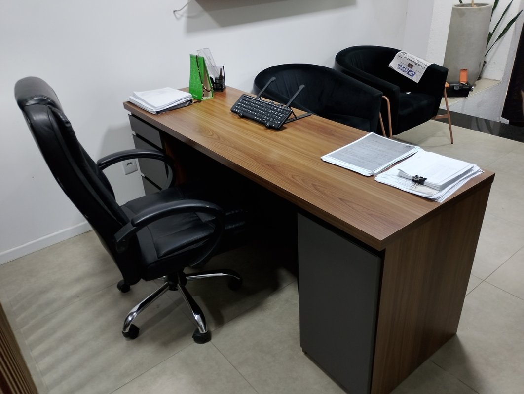 1 CADEIRA EXECUTIVA, 1 MESA DE ESCRITÓRIO,  - Grandes Leilões