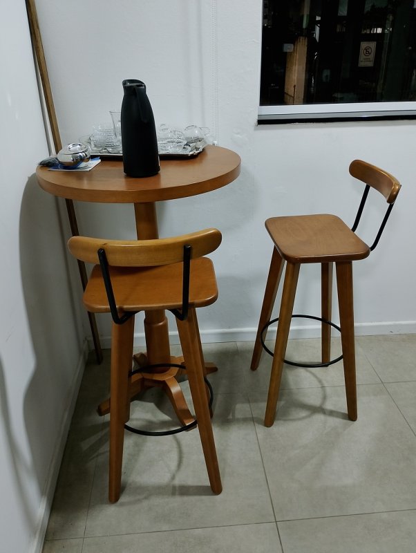 1 MESA BISTRÔ REDONDA, 3 BANQUETAS ALTAS - Grandes Leilões