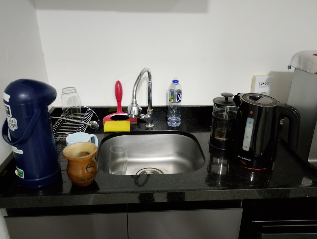 1 ARMÁRIO AÉREO DE COZINHA, 1 BALCÃO DE PIA, 1 FRIGOBAR BRASTEMP, 1 PURIFICADOR DE ÁGUA REFRIGERADO, 1 CHALEIRA ELÉTRICA E MAIS UTENSÍLIOS DE COZINHA - Grandes Leilões