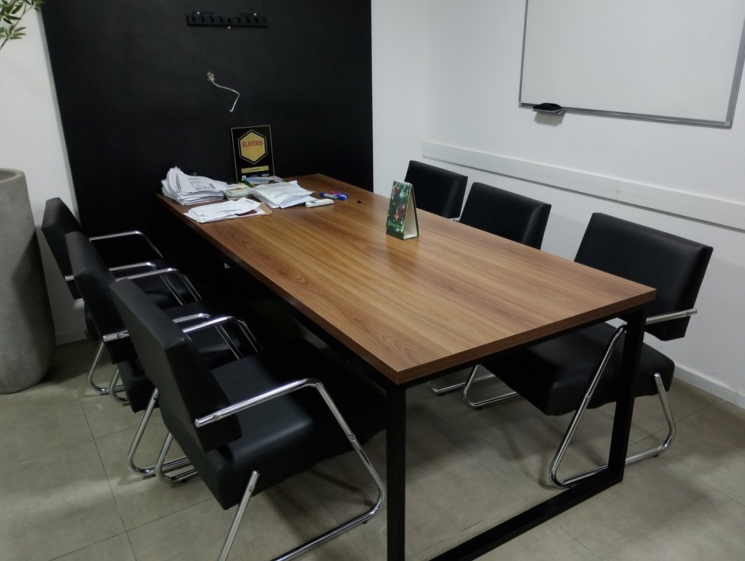 1 MESA DE REUNIÃO AMADEIRADA, 6 CADEIRAS FIXAS - Grandes Leilões