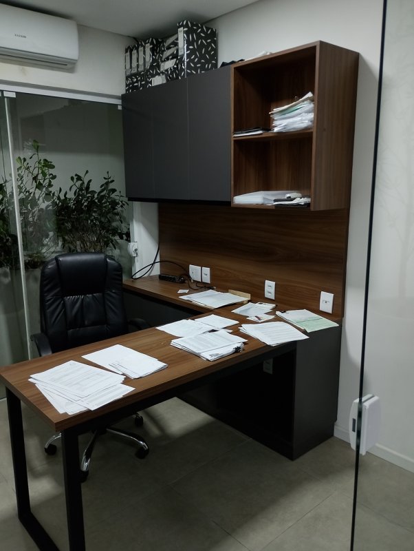 1 CONJUNTO ARMÁRIO BALCÃO PLANEJADO, 1 CADEIRA EXECUTIVA - Grandes Leilões