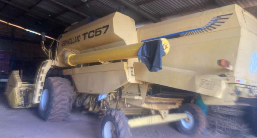 COLHEITADEIRA NEW HOLLAND TC57, ANO 1999. - Santa Maria Leilões - Presenciais e Online