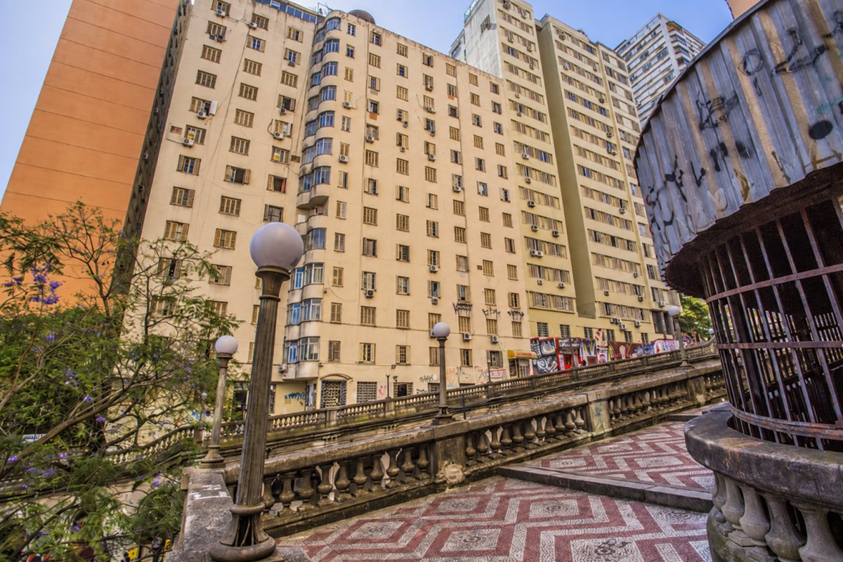 50% do apartamento n°105 do Edifício Duquesa, na Avenida Borges de Medeiros, n°855 em Porto Alegre/RS, localizado no 10º andar, de fundos e no centro, com a área própria construída de 58m², área de condomínio 8,00m², perfazendo o total de 66m², constituído de hall de entrada, sala, 2 dormitórios, banheiro com W.C, cozinha, W.C auxiliar e terraço. Matriculado sob n° 49.874 do CRI de Porto Alegre/RS.
