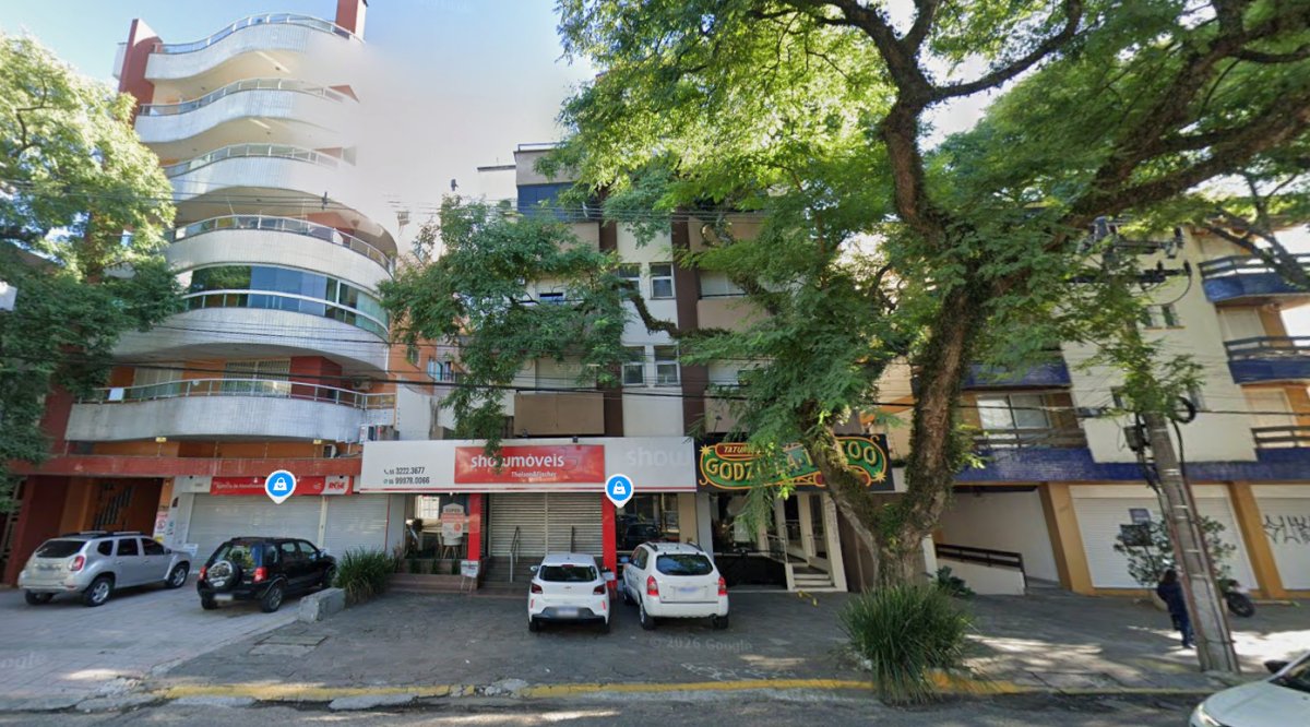 Box garagem 01, localizado no Edifício Residencial e Comercial Pedro Missioneiro, à Avenida Nossa Senhora Medianeira n° 1.110 em Santa Maria/RS com a área privativa de 12,50m² e área total de 14,62m², correspondendo-lhe uma fração ideal de 0,005132 no terreno e nas coisas de uso comum. Matriculado sob n°74.756 do CRI de Santa Maria/RS.