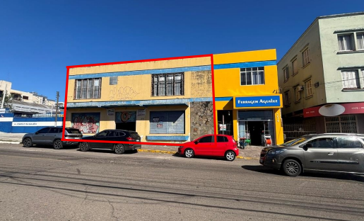 Imóvel localizado na Avenida Borges de Medeiros, nº 1081 em Santa Maria/RS, constituído por um terreno com área total de 587,45m², medindo 18,95 metros de frente para a Avenida Borges de Medeiros, igual medida na linha dos fundos e 31,00 metros de extensão da frente aos fundos. Sobre o terreno, existem edificações de uso comercial, com área construída aproximada de 565,20 m², não averbada na respectiva matrícula, sendo uma edificação de alvenaria, de dois pavimentos, situada no alinhamento front