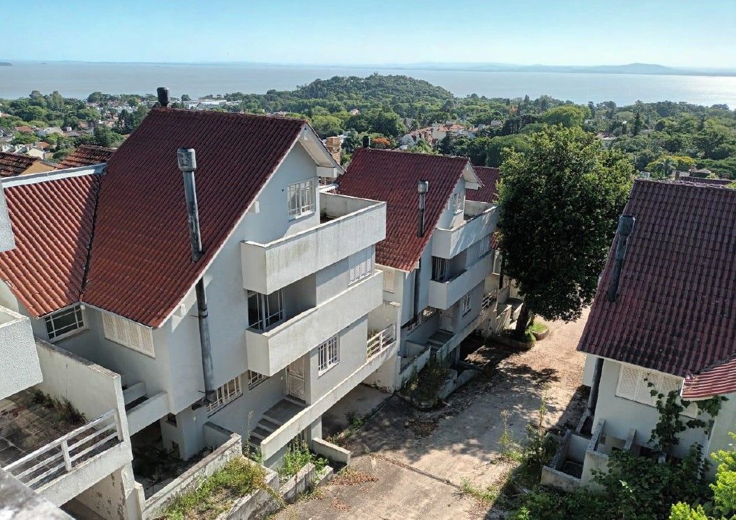 LEILÃO DE CASAS EM COND. FECHADO EM PORTO ALEGRE - Ferronato Leilões