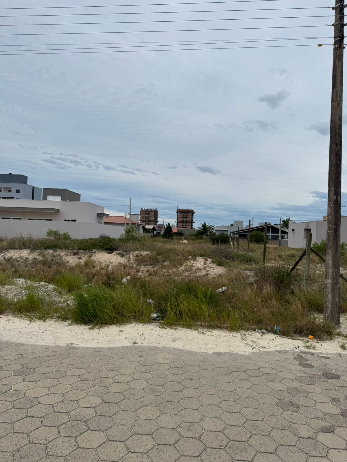UM TERRENO URBANO, SEM BENFEITORIAS, COM A ÁREA DE 375M², SITUADO NO LUGAR DENOMINADO PRAIA TURIMAR, NO MUNICÍPIO DE BALNEÁRIO GAIVOTA/SC - LEFFA LEILÕES