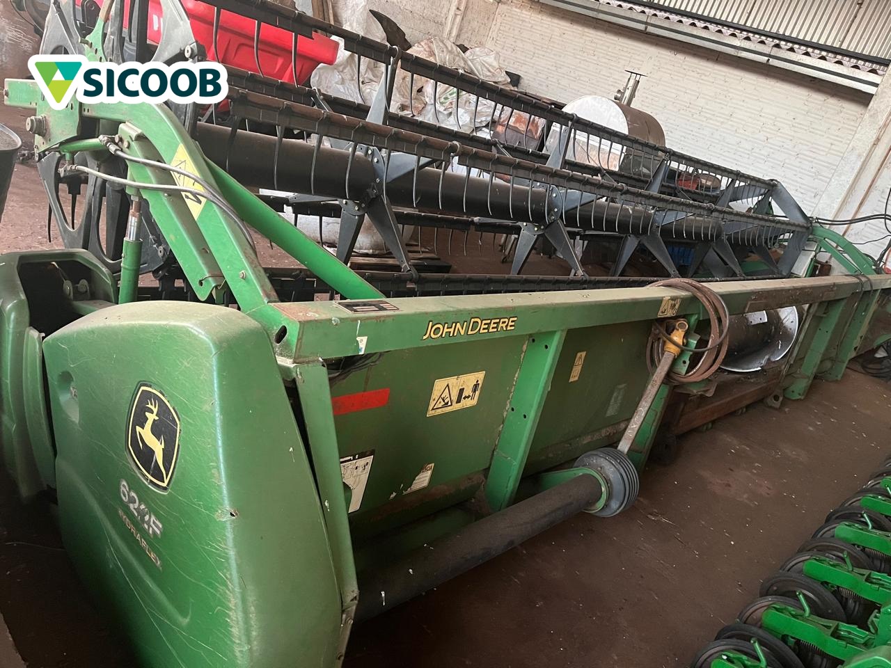 PLATAFORMA COLHEITADEIRA – MARCA JOHN DEERE – MODELO JOHN DEERE 622F – ANO FABRICAÇÃO E MODELO 2011 - JAC Leilões | Site do leiloeiro oficial de Cascavel/PR - Jefferson Adriano Costa