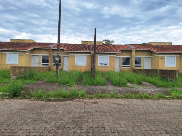 Casa nº 401-b, localizada na rua vitor mateus teixeira, vila três marias, na cidade de esteio/rs, com área construída de 43,48m², composta por dois dormitórios, copa/cozinha, banheiro e área de serviço. construída sob o imóvel de matrícula nº 20.812 do cri de esteio/rs; não averbada