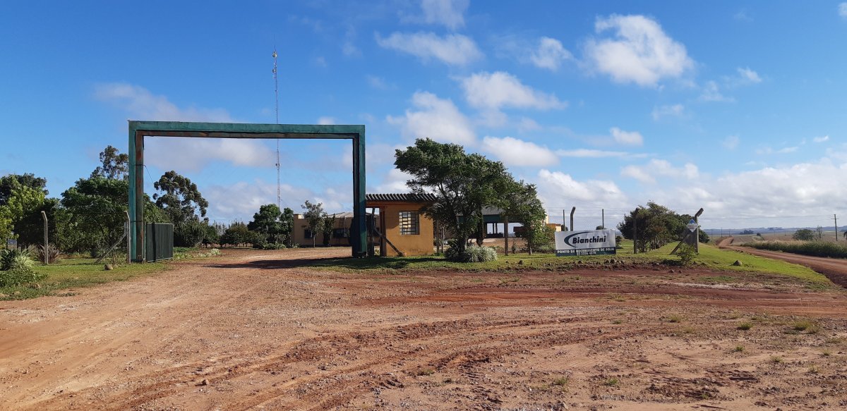 Um pavilhão de alvenaria, com telhas metálicas, de aprox. 500m², com 4 moegas para recebimento de grãos, um elevador e espaço para armazenagem, além de área para funcionários e, uma construção de alvenaria de aprox.15m² para coleta de amostra de cereais. prédios construídos de alvenaria com 2 apartamentos de 2 dormitórios, cozinha, salão, vestiário, além do escritório destinado ao atendimento da empresa, com aprox. 250m², divididos em um único pavimento, coberto com telhas me