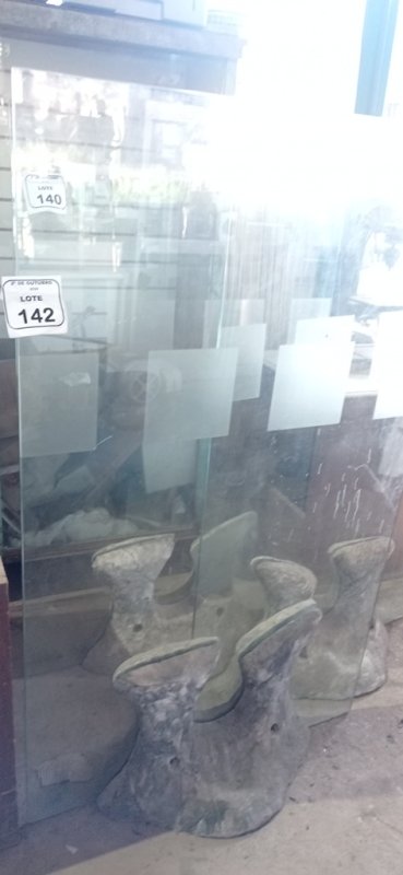 01 PAINEL DE VIDRO DE 1,00X1,65M COM BASE ESCULTURAL EM FORMATO ORGÂNICO. (NO ESTADO) ATENÇÃO! FAZER A VISITAÇÃO ANTES DE ARREMATAR, NÃO SABEMOS SE FUNCIONA, LEILÃO NÃO TEM GARANTIA E NEM DEVOLUÇÃO, SUJEITO A POSSÍVEIS AVARIAS VISÍVEIS/OCULTAS E/OU AUSÊNCIA DE COMPONENTES.
