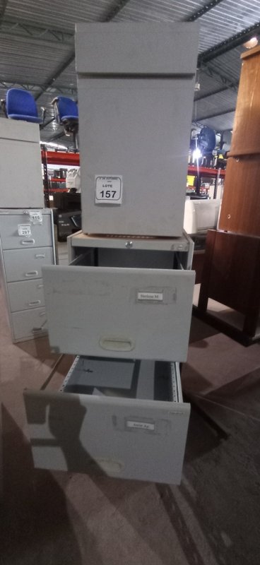 01 ARQUIVO DE AÇO COM 04 GAVETAS EM AÇO E 01 ARMÁRIO BAIXO COM 01 GAVETA E SUPORTE PARA CPU. (NO ESTADO) ATENÇÃO! FAZER A VISITAÇÃO ANTES DE ARREMATAR, NÃO SABEMOS SE FUNCIONA, LEILÃO NÃO TEM GARANTIA E NEM DEVOLUÇÃO, SUJEITO A POSSÍVEIS AVARIAS VISÍVEIS/OCULTAS E/OU AUSÊNCIA DE COMPONENTES.