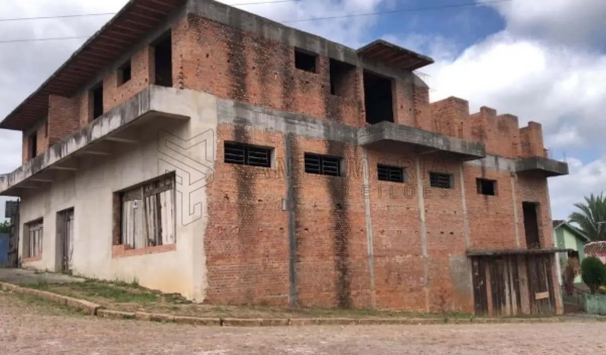 Imóvel inacabado localizado na rua clemenciano barnasque nº 1101 em são sepé/rs, e o respectivo terreno com 418,88m² de esquina em declive localizado na junção das ruas independência e clemenciano barnasque e, conforme avaliação feita pelo perito: no subsolo, garagens, no primeiro pavimento sala comercial e no segundo pavimento apartamentos. a área construída total do prédio foi aferida in loco em torno de 942m². matriculado sob n°81 do cri de são sepé/rs.