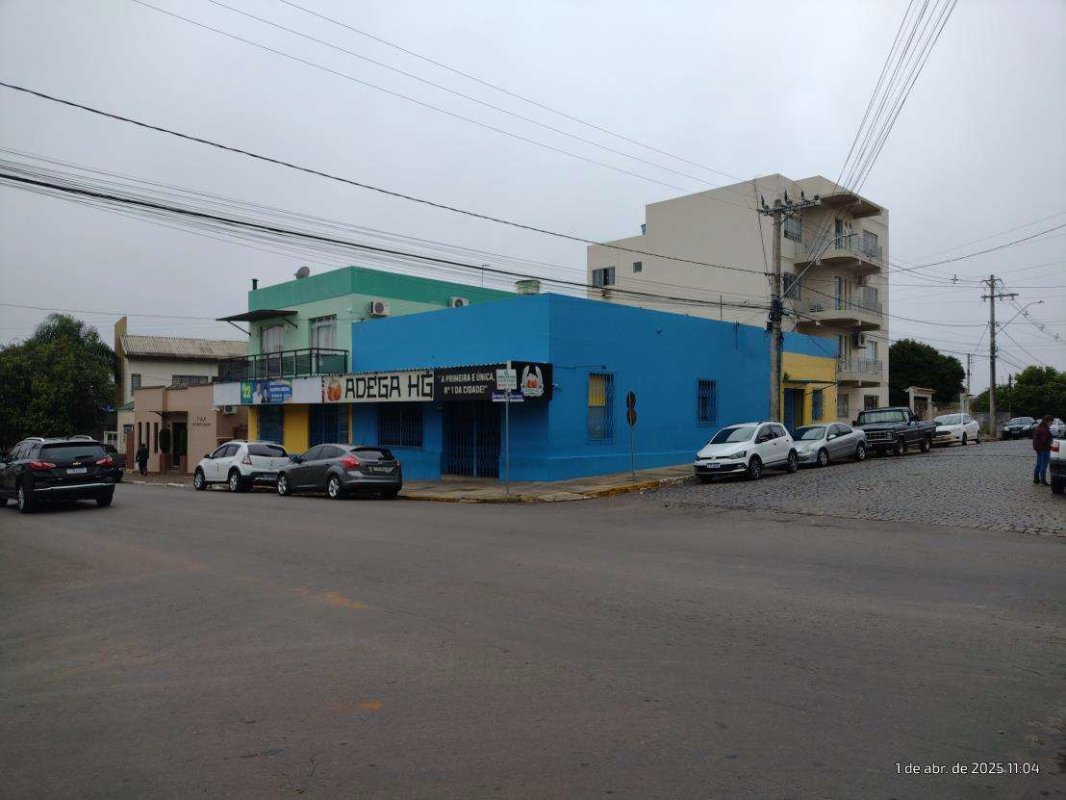 Um imóvel comercial, localizado no pavimento térreo, com acesso pela frente da rua bento gonçalves esquina rua general canabarro, possuindo uma área construída real privativa e total de 306,73m², dividido em 3 salas comerciais e, o respectivo terreno com a área total de 316,48m² (18,40x17,20). matriculado sob n° 49.982 do cri de santiago/rs.