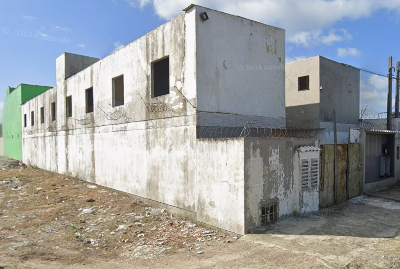 Um prédio de alvenaria, dividido em 16 unidades habitacionais, e seus respectivo terreno, lozalizado na rua guilherme echenique, nº 300, cidade de pelotas/rs. inscrito sob a matrícula nº 56.085 do cri de pelotas/rs