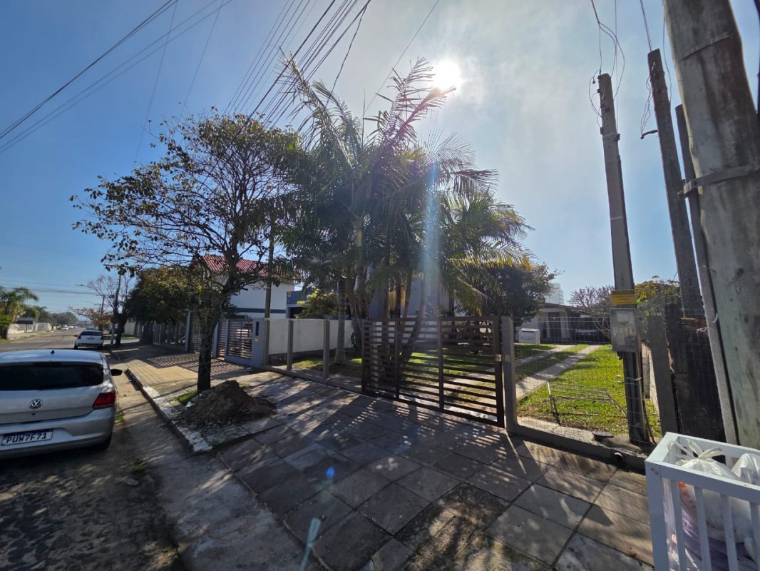 UM TERRENO URBANO, COM BENFEITORIAS, LOCALIZADO NA RUA LUIZ BAUER, 197, BAIRRO CENTRO, NESTA CIDADE (TORRES/RS), COM A EDIFICAÇÃO DE UMA RESIDÊNCIA MISTA - LEFFA LEILÕES