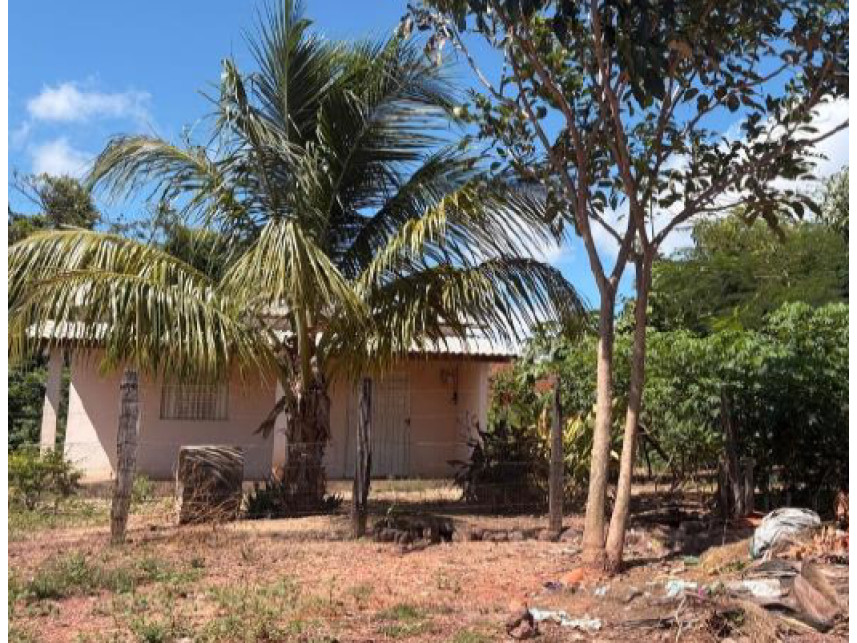 Terreno c/benfeitorias à venda em leilão