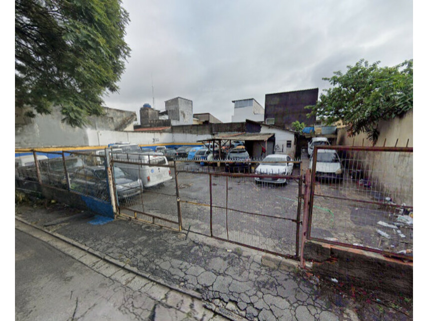 Terreno c/benfeitorias à venda em leilão