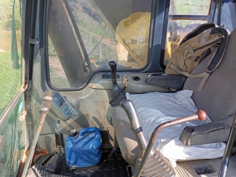 LOTE 010 ESCAVADEIRA KOMATSU EH-03