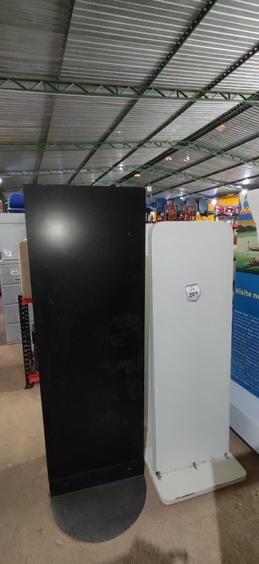 04 PAINÉIS EXPOSITORES DE BANNER. (NO ESTADO) ATENÇÃO! FAZER A VISITAÇÃO ANTES DE ARREMATAR, NÃO SABEMOS SE FUNCIONA, LEILÃO NÃO TEM GARANTIA E NEM DEVOLUÇÃO, SUJEITO A POSSÍVEIS AVARIAS VISÍVEIS/OCULTAS E/OU AUSÊNCIA DE COMPONENTES.